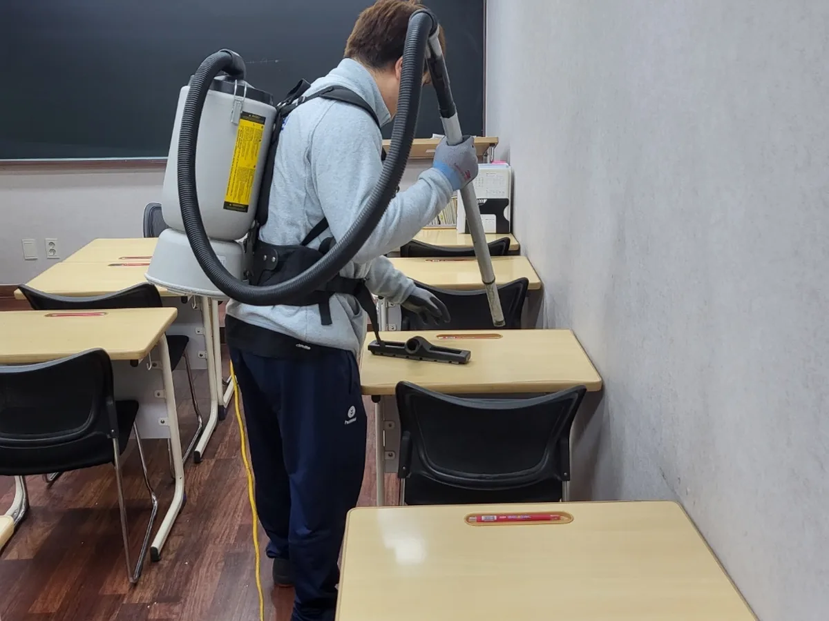 울진군 온정면 학교 현관·중앙홀 바닥 위생청소 사례 - 행진크린